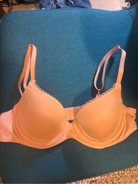 NWOT Victoria’s Secret cream bra